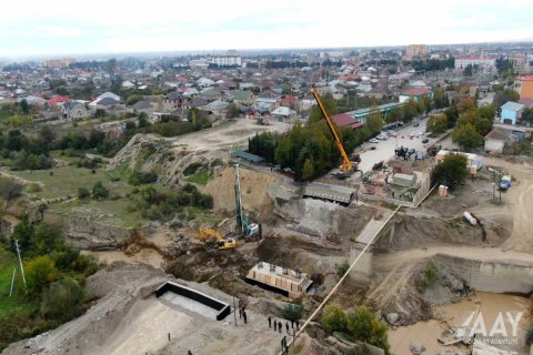 Dağılmış avtomobil körpüsünün yerində yenisinin inşası sürətlə davam edir