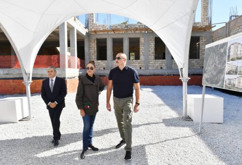 Prezident xanımıyla Şuşada açılan peşə məktəbinin və kollecinin binasın baxdı