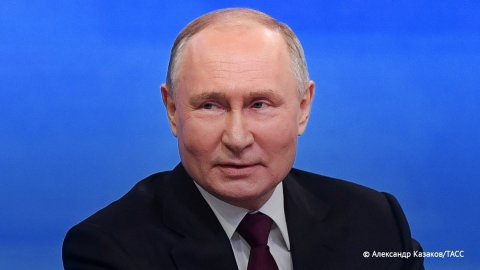 Putin Mərkəzi Seçki Komissiyasına baş çəkdi