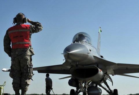 Ukraynalı pilotlar F-16 qırıcılarının uçuş hazırlığı kursunu bitirdi