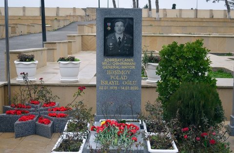 Polad Həşimovun doğum günündə məzarı ziyarət olundu - FOTO