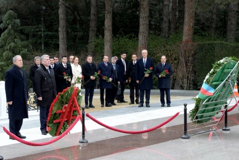 Hulusi Akar Ümummilli Liderin xatirəsini ehtiramla andı