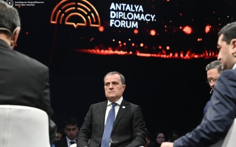 XİN Başçısı Antalyada keçirilən panel müzakirələrində çıxış etdi