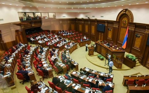 Ermənistan parlamentində qapalı toplantı keçirilir