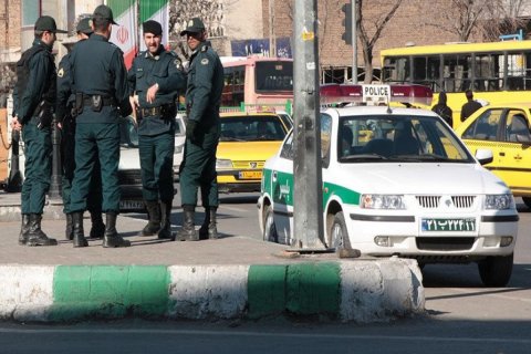 İranda polis maşınlarına hücum: Ölənlər var
