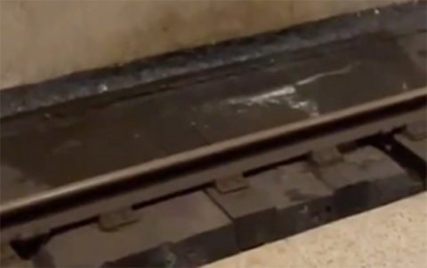 Metroda boru zədələndi - Su stansiya yoluna doldu