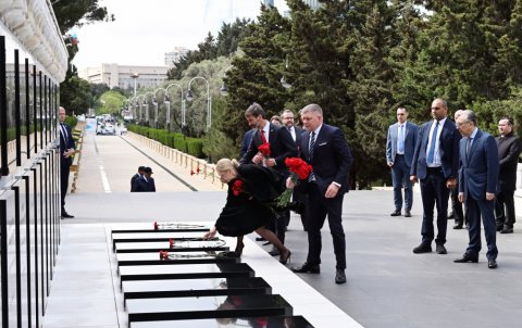 Slovakiyanın Baş naziri Şəhidlər xiyabanını ziyarət etdi - FOTO