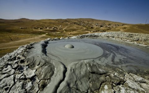 Azərbaycanda palçıq vulkanı püskürdü
