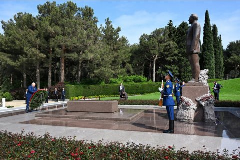 Lukaşenko Heydər Əliyevin məzarını ziyarət etdi
