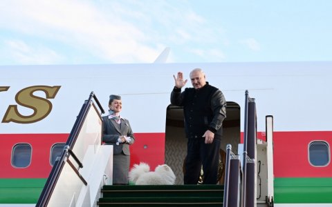Lukaşenko Füzulidən ölkəsinə qayıtdı