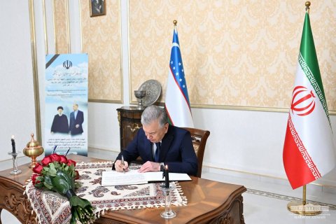 Mirziyoyev İran səfirliyində olub, başsağlığı verib - FOTO