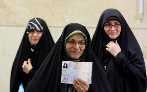 İranda prezidentliyə ilk qadın namizəd geri çəkildi
