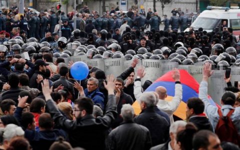 İrəvandakı toqquşmada 98 nəfər yaralandı - 17-si polisdir