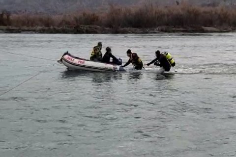 Maşınla Kürə düşənlərin axtarışı davam edir