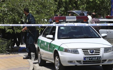 İranda seçki qutularını daşıyan maşına silahlı hücum - Ölən və yaralananlar var