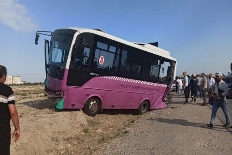 Sumqayıtda marşrut avtobusu TIR-la toqquşdu - 11 nəfər yaralandı