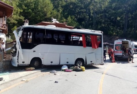 Türkiyədə avtobus qəzası - Ölən və yaralananlar var