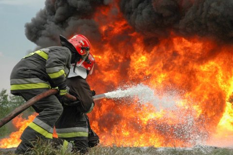 Ucar bazarında 8 mağaza yandı