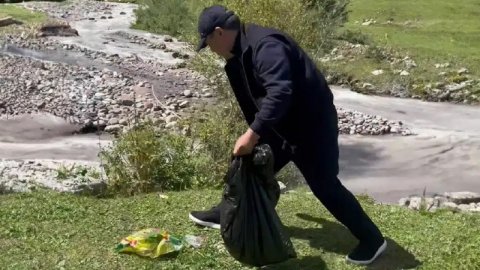 Qırğızıstan Prezidenti dağlarda zibil topladı