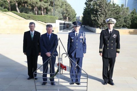 ABŞ Müdafiə Kəşfiyyat İdarəsinin nümayəndəsi Şəhidlər Xiyabanını ziyarət etdi