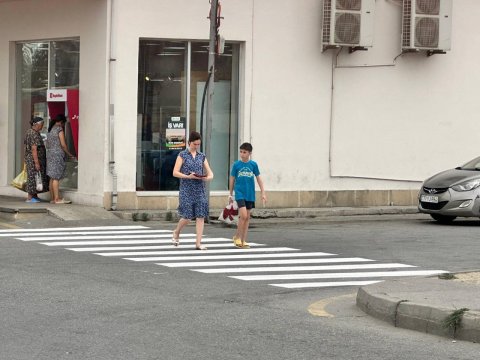 Məktəblərin qarşısındakı piyada keçidləri yenilənir