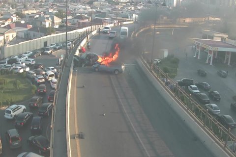 Bakıda körpünün üzərində iki maşın yanır