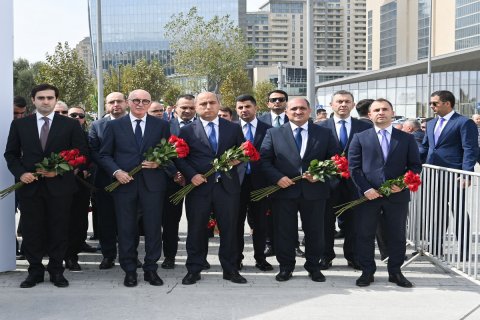 Nazirliyin kollektivi Anım Günü Zəfər parkında - FOTO