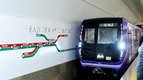 Metroda faciə: Sərnişin qatarın altına düşüb öldü