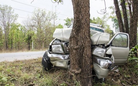 Toydan qayıdan bəy maşını ağaca çırpdı: yaralılar var