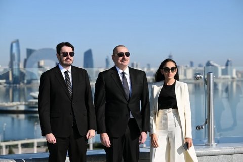 Prezident və ailə üzvləri Bayraq Meydanında - FOTO