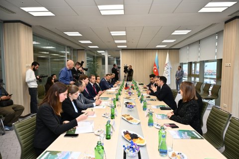 Belçika Baş naziri Bakı limanında - FOTO