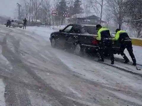 Bakı-Şamaxı yolu buz bağladı - maşınların hərəkəti iflic oldu