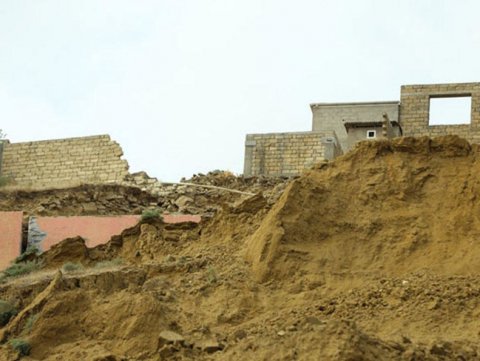 Bakıda uçqun oldu: Ölən var