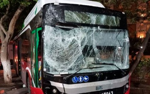 Bakıda dəhşətli qəza: sərnişin avtobusu maşına çırpıldı - ÖLƏN VAR