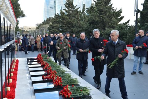 Milli Məclisin kollektivi Şəhidlər xiyabanında - FOTO