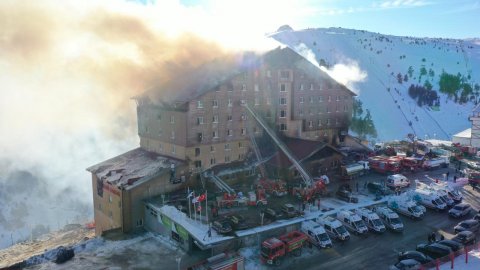 Türkiyədə 12 mərtəbəli otel yandı: 10 ölü, 32 yaralı