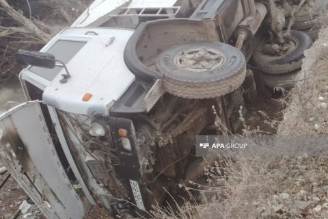 Goranboyda maşın körpüdən aşdı: sürücü öldü