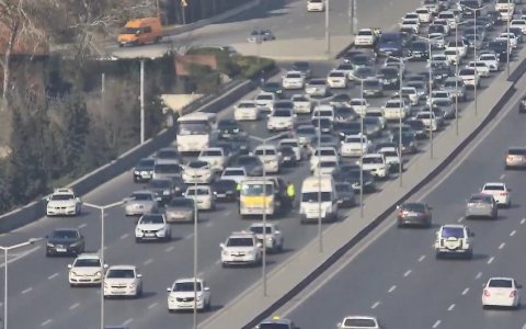 Bakıda nasaz avtomobil yolda qaldı - Tıxac yarandı