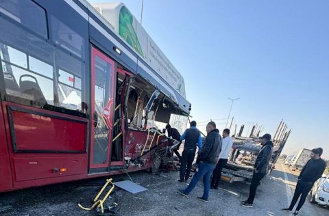 Bakıda 40-dan çox avtobus qəzada zədələnib