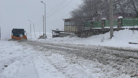 Şamaxıya qar yağdı - Yollar buz bağladı