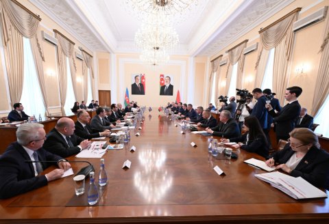 Baş nazirlər arasında geniştərkibli görüş