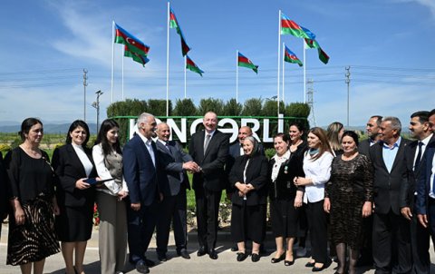 Ölkə başçısının sakinlərlə səmimi söhbəti - FOTO