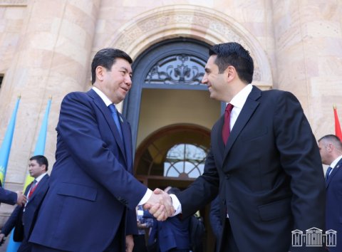 Simonyan Qazaxıstanda Azərbaycanla sülh sazişindən danışdı