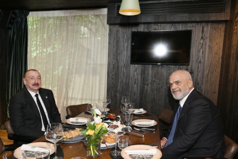 İlham Əliyev Baş nazirlə işçi naharda
