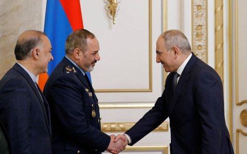 Paşinyan İranın müdafiə naziri ilə görüşdü