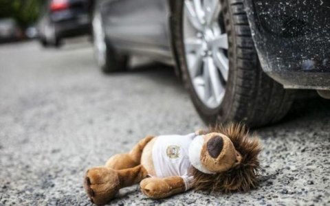 Ata ehtiyatsızlıqdan iki yaşlı qızını öldürdü