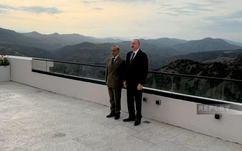 İlham Əliyev Şahbaz Şərifi Laçının mənzərəsi ilə tanış etdi