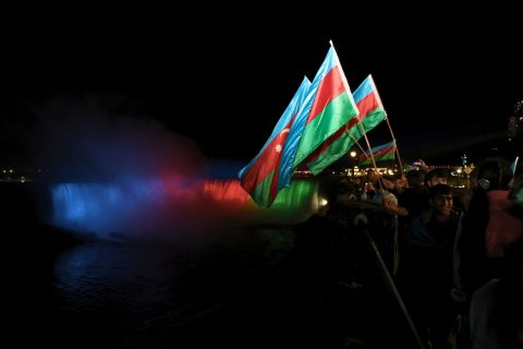 Niaqara şəlaləsi Azərbaycan bayrağının rəngləri ilə işıqlandırıldı