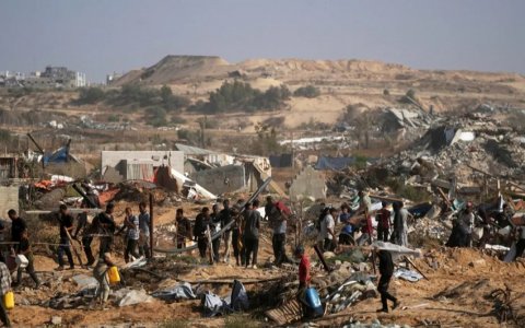 Humanitar yardım məntəqəsində onlarla fələstinli öldürüldü