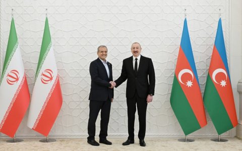 İlham Əliyev Pezeşkianla danışdı